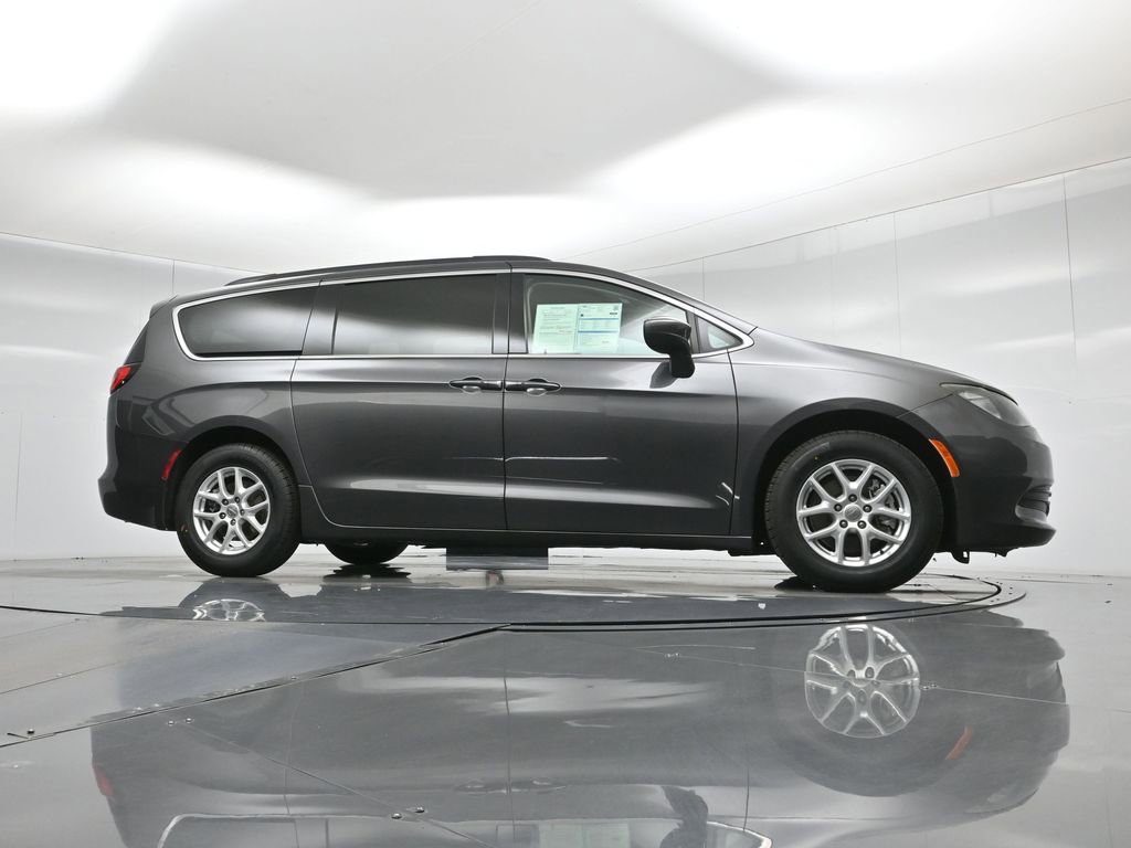 Used 2020 Chrysler Voyager Lxi image 4