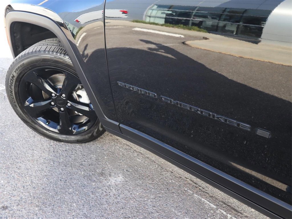 Used 2023 Jeep Grand Cherokee Limited w/ Black Appearance Package image 9