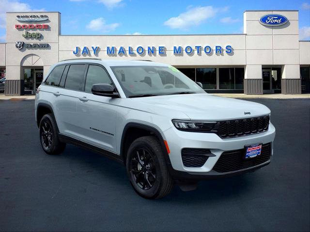 Used 2025 Jeep Grand Cherokee Altitude AWD/4WD image 8