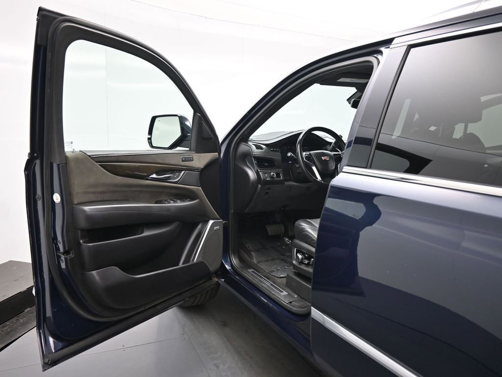 Used 2020 Cadillac Escalade Platinum image 36