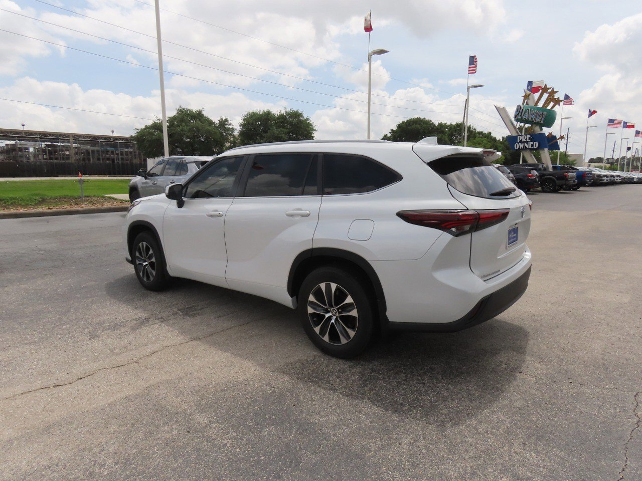 Used 2024 Toyota Highlander XLE FWD image 3