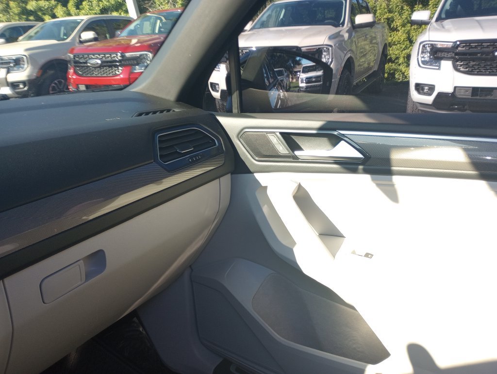 Used 2024 Volkswagen Tiguan SE R-Line FWD image 35