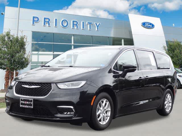Used 2023 Chrysler Pacifica Touring-L FWD image 1