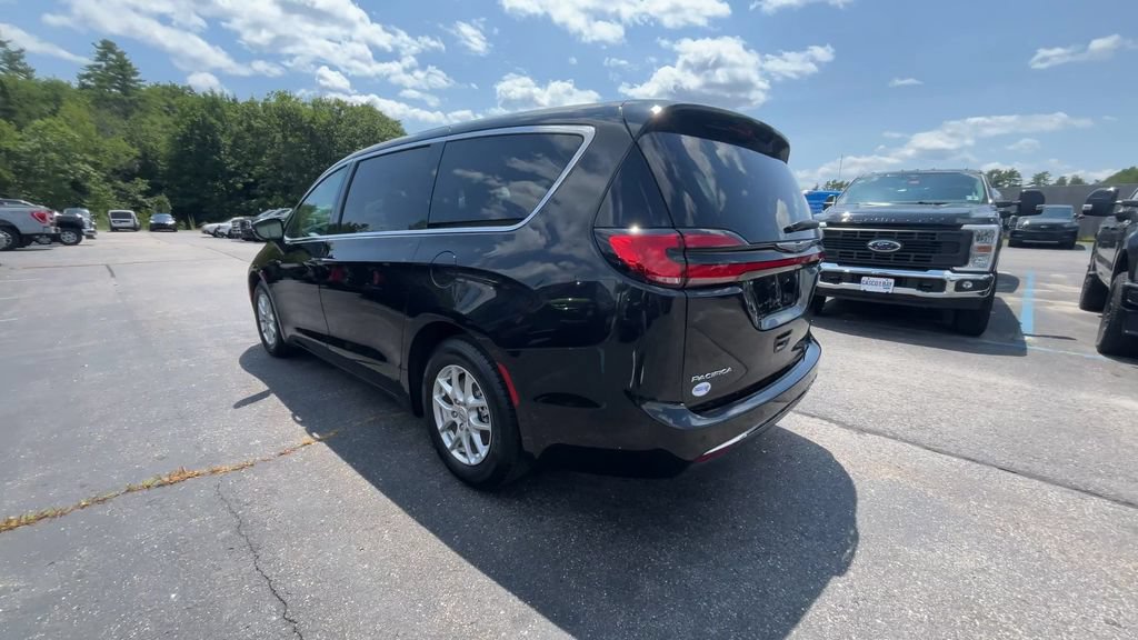 Used 2023 Chrysler Pacifica Touring-L FWD image 16