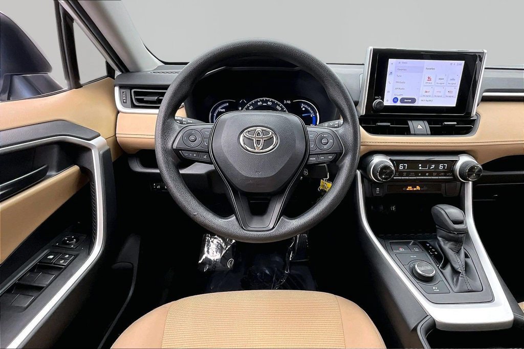 Used 2023 Toyota RAV4 LE AWD/4WD image 5