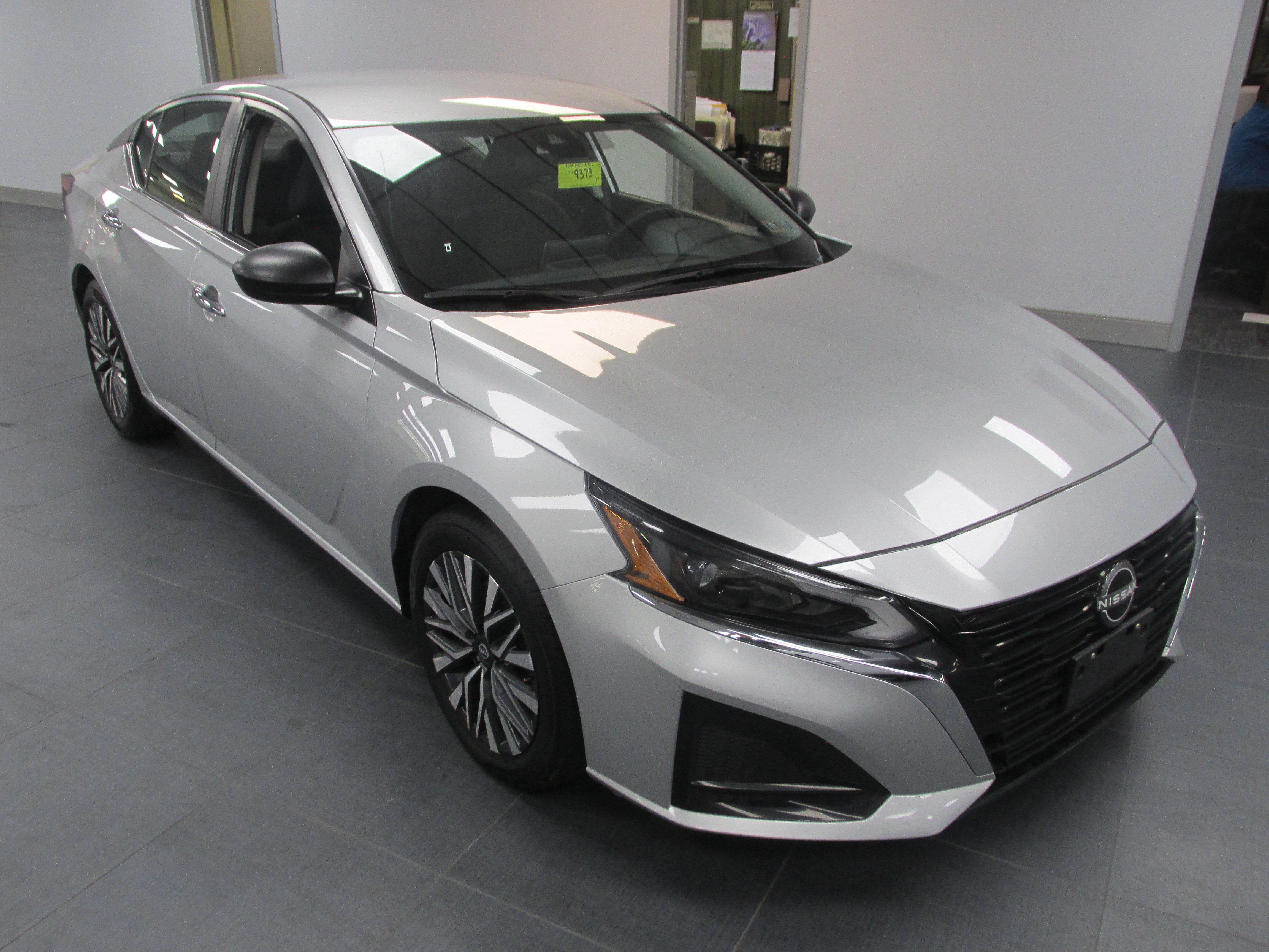 Used 2024 Nissan Altima 2.5 SV FWD image 3