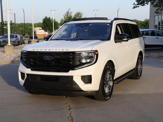 Certified 2025 Ford Expedition Active AWD/4WD image 3