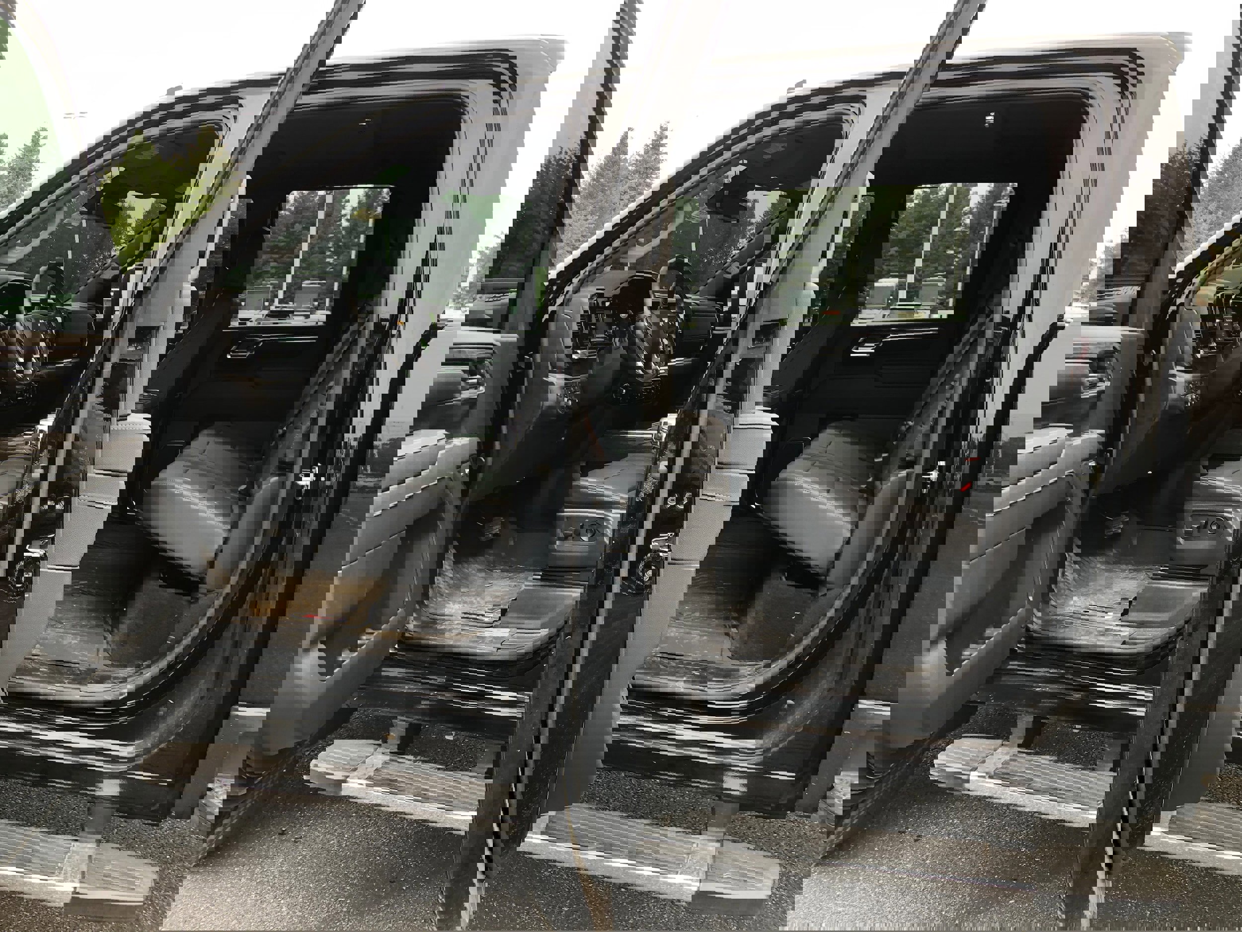 Used 2025 Chevrolet Silverado 3500 LTZ image 8