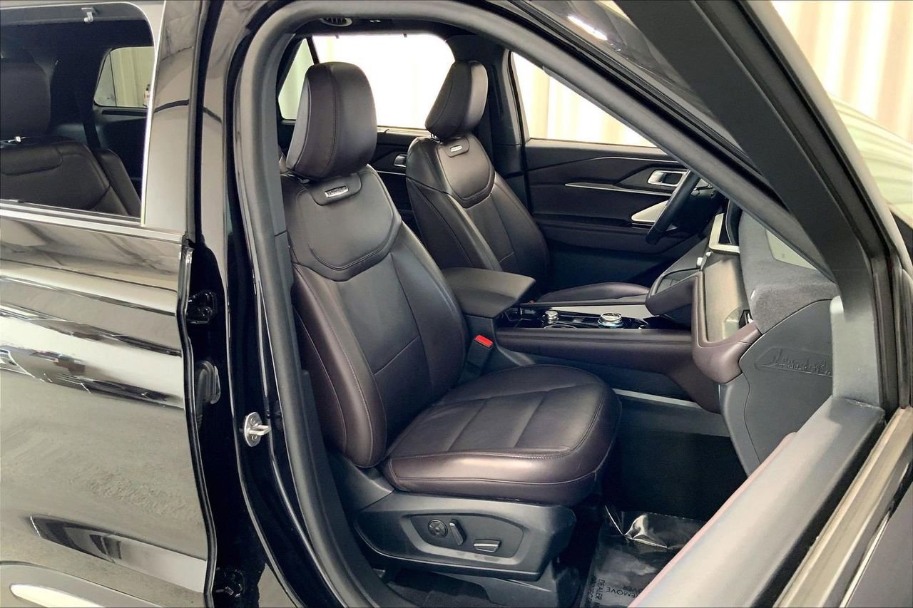 Certified 2025 Ford Explorer Platinum RWD image 6