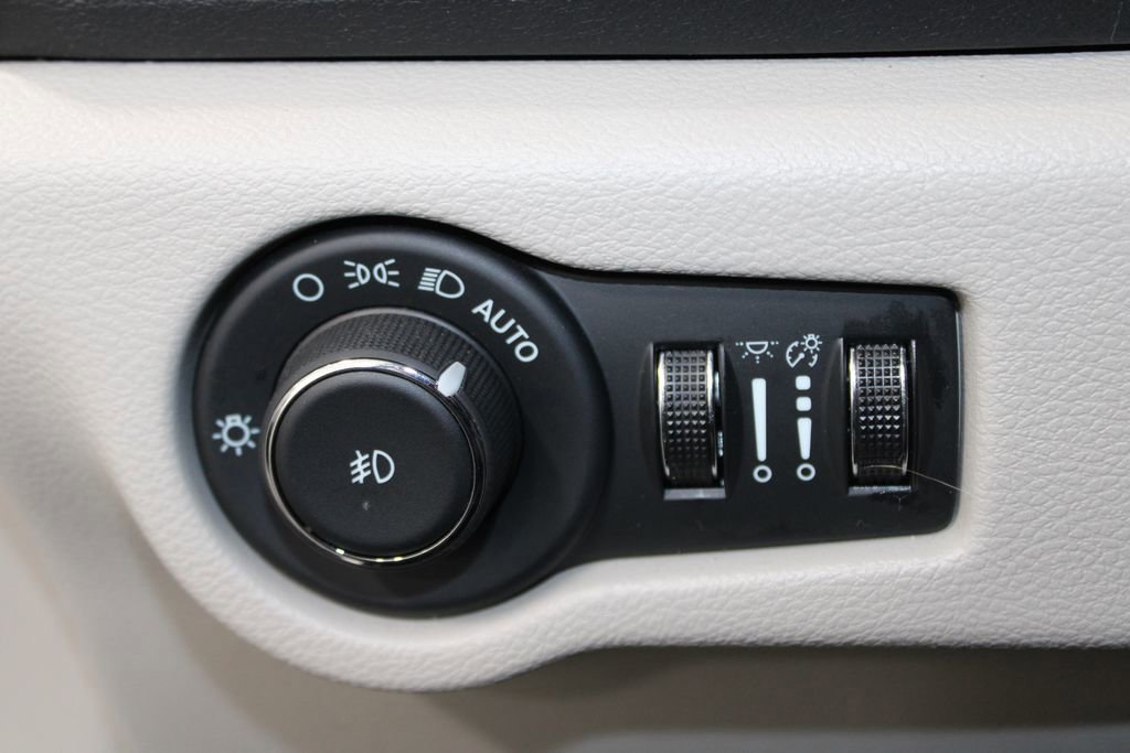 Used 2024 Chrysler Pacifica Touring-L image 43