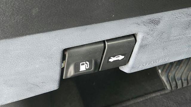 Used 2022 Nissan Versa SV FWD image 11