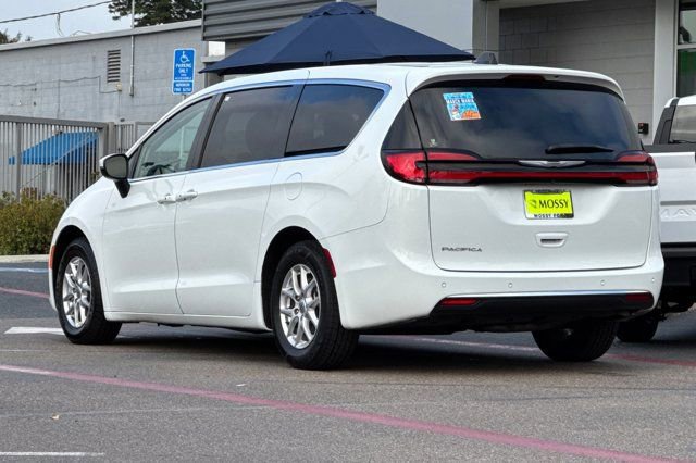 Used 2023 Chrysler Pacifica Touring-L image 8