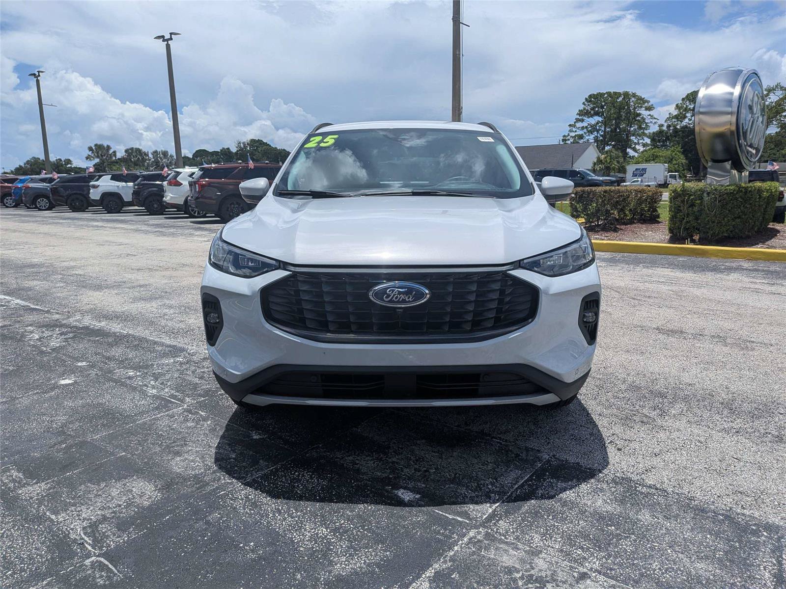 Certified 2025 Ford Escape SE w/ PHEV Premium Package FWD image 8