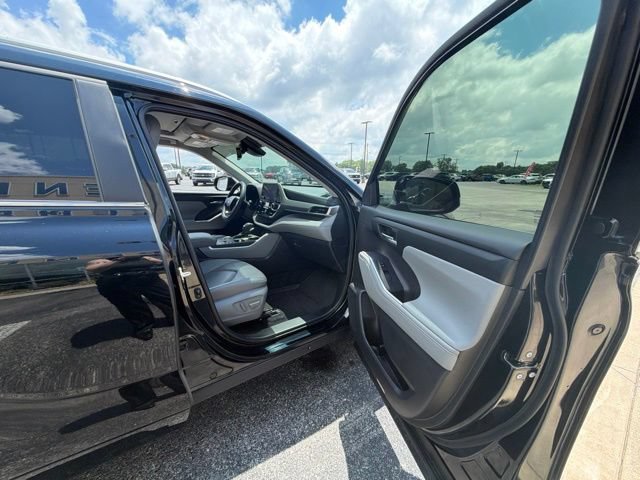 Used 2024 Toyota Highlander XLE AWD/4WD image 25