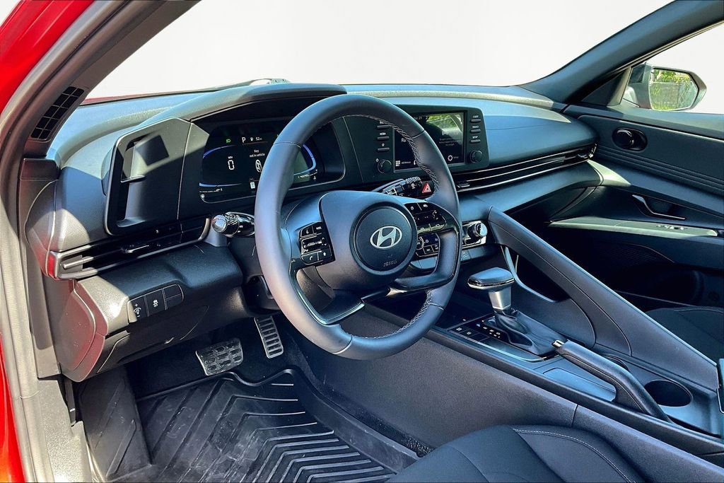 Used 2025 Hyundai Elantra Sport image 14