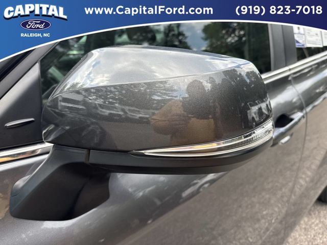 Used 2024 Toyota Highlander XLE AWD/4WD image 12