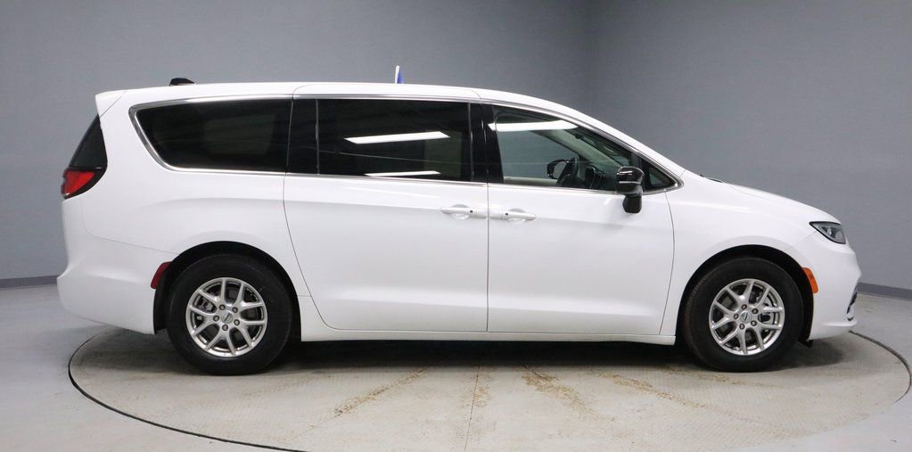 Used 2024 Chrysler Pacifica Touring-L image 11