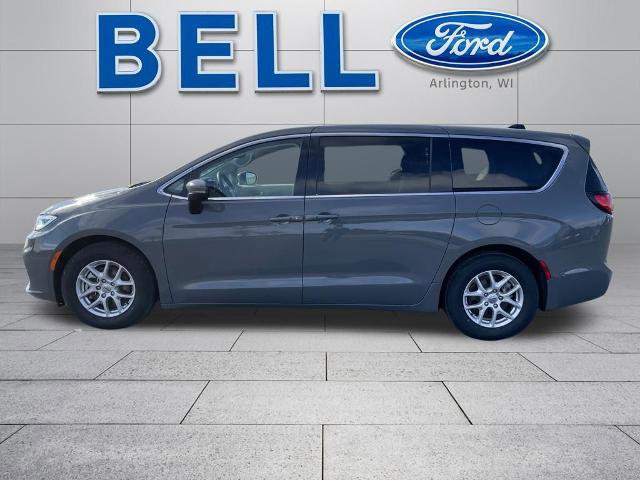 Used 2023 Chrysler Pacifica Touring-L image 7