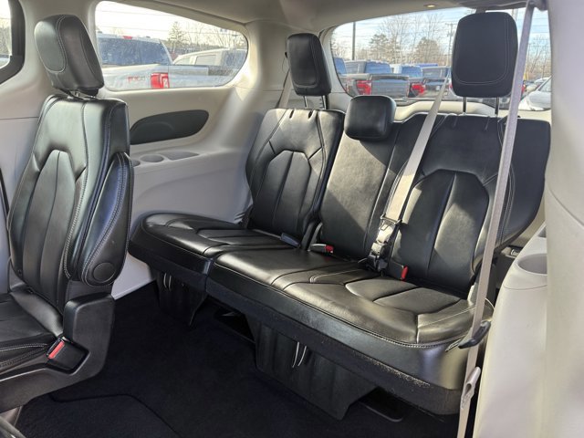 Used 2024 Chrysler Pacifica Touring-L FWD image 12