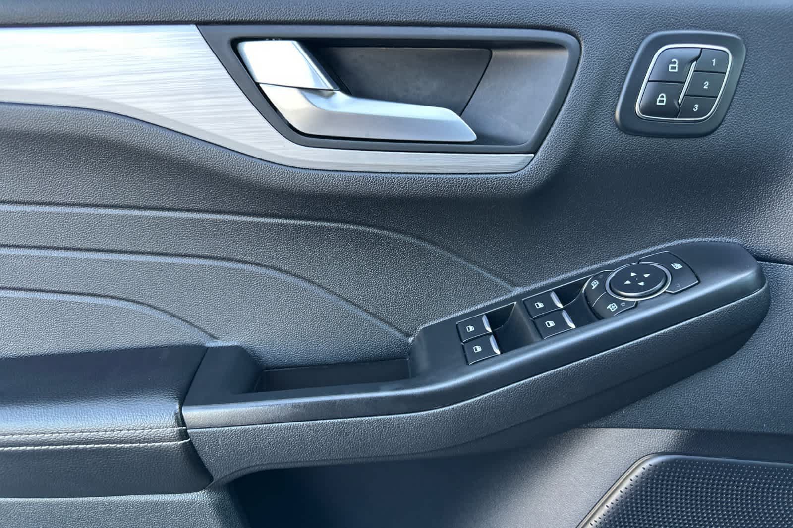 Certified 2025 Ford Escape Platinum AWD/4WD image 12