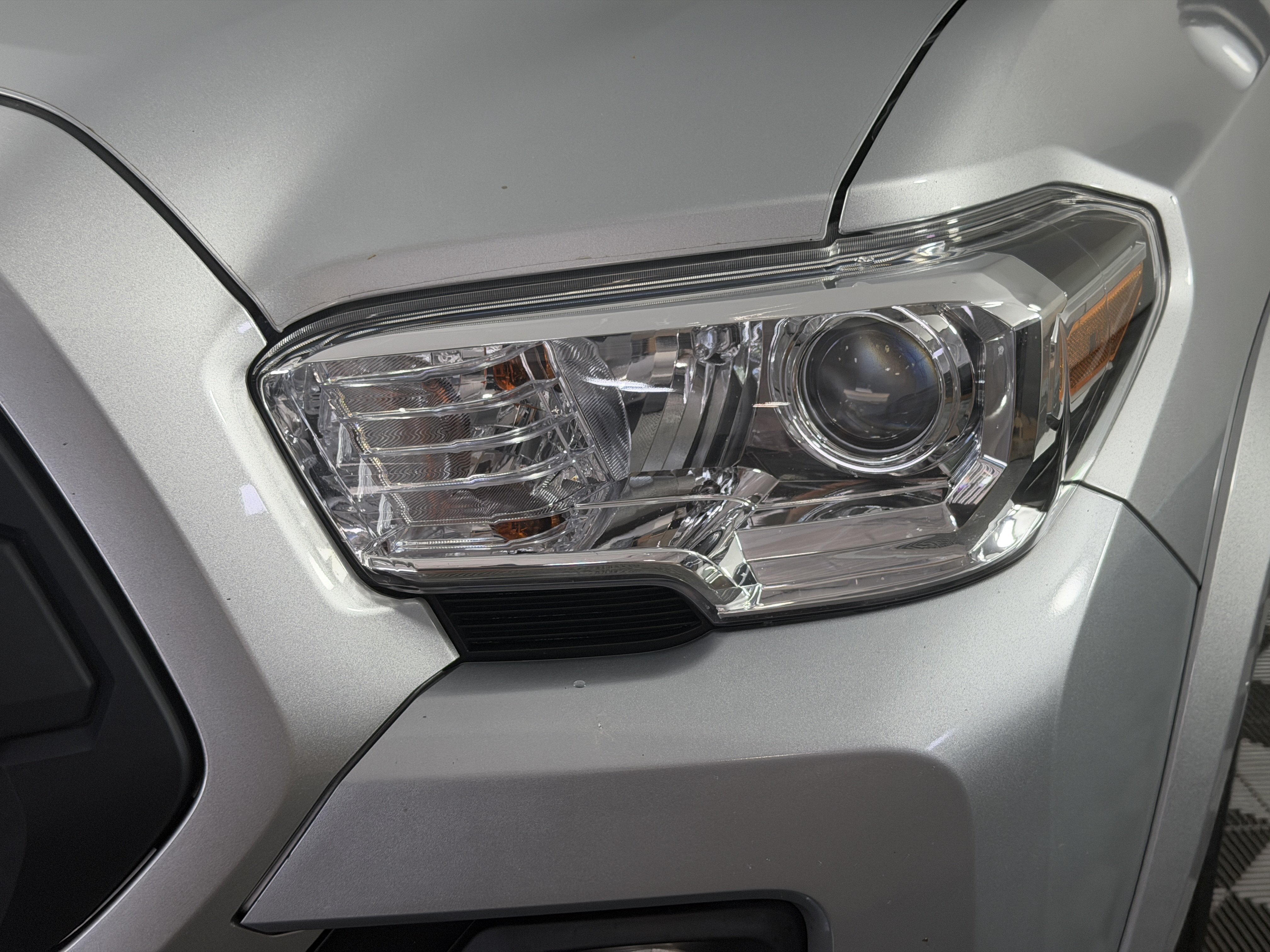 Used 2022 Toyota Tacoma SR5 w/ Technology Package RWD image 9