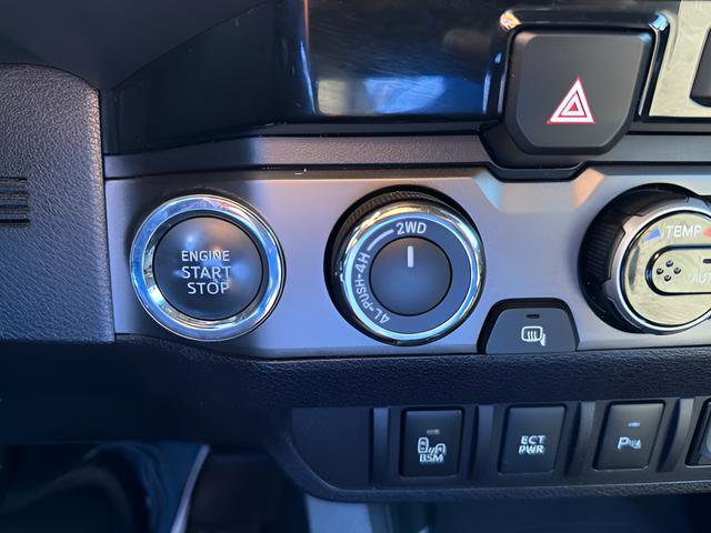 Used 2017 Toyota Tacoma TRD Off-Road w/ Premium & Technology Package AWD/4WD image 18