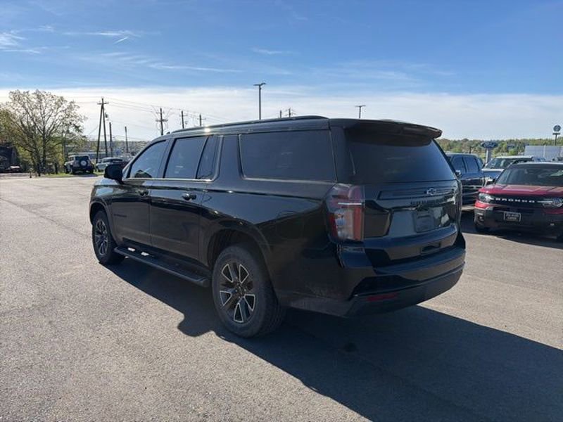 Used 2024 Chevrolet Suburban Z71 w/ Luxury Package image 2