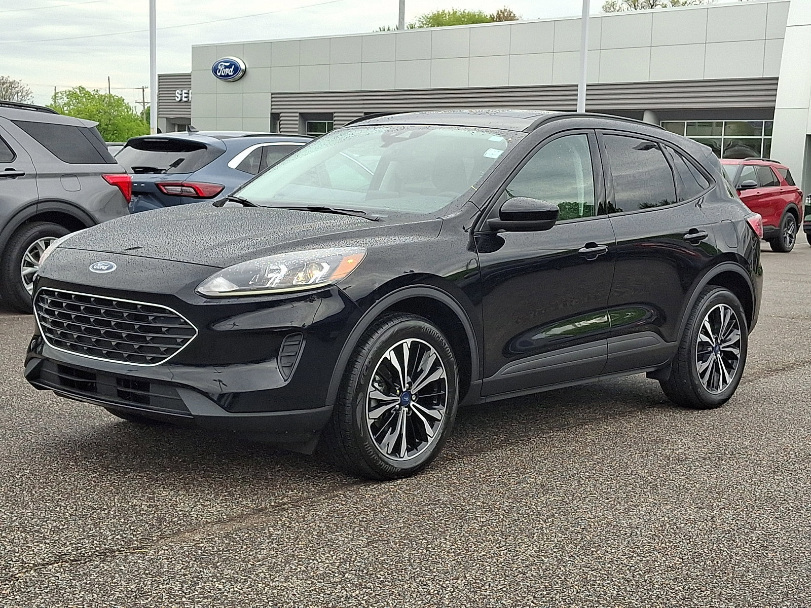 Certified 2022 Ford Escape SE w/ SE Sport Appearance Package AWD/4WD image 2