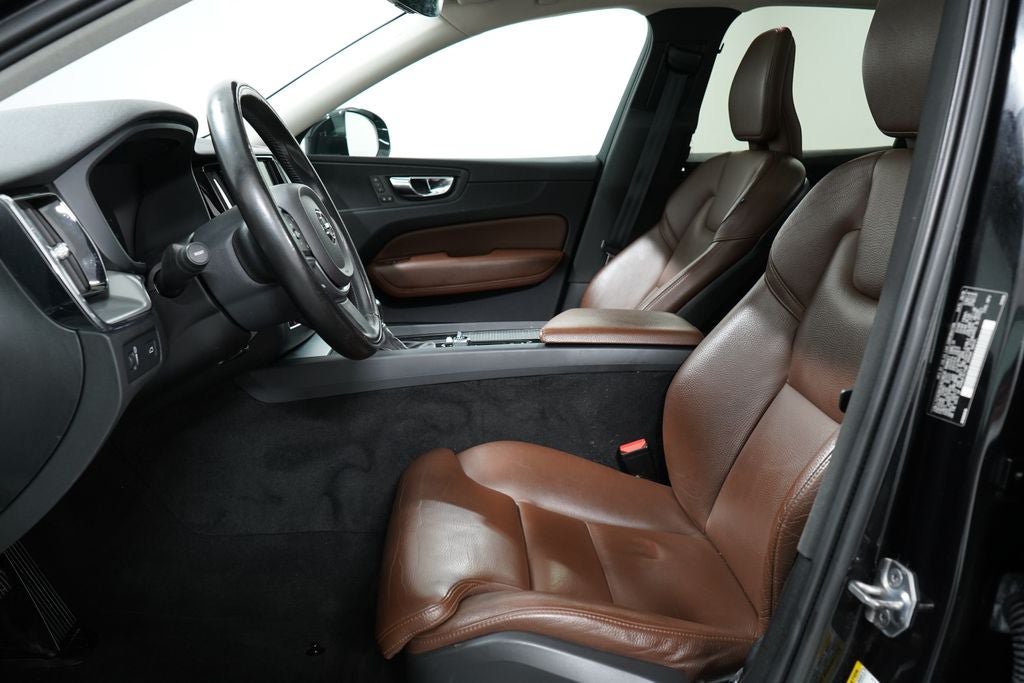 Used 2019 Volvo XC60 T5 Momentum w/ Premium Package AWD/4WD image 15