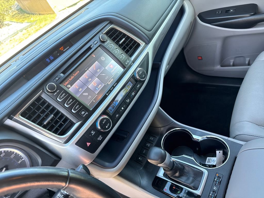 Used 2018 Toyota Highlander Limited Platinum AWD/4WD image 15