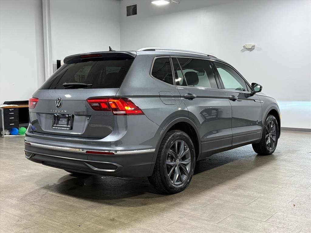 Used 2023 Volkswagen Tiguan SE w/ Panoramic Sunroof Package image 4