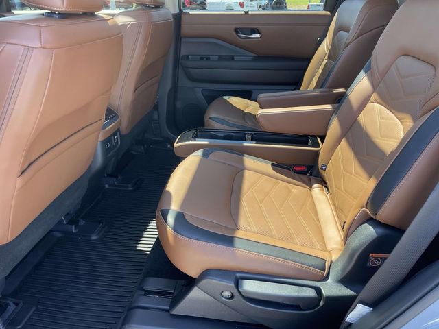 Used 2024 Nissan Pathfinder Platinum image 11