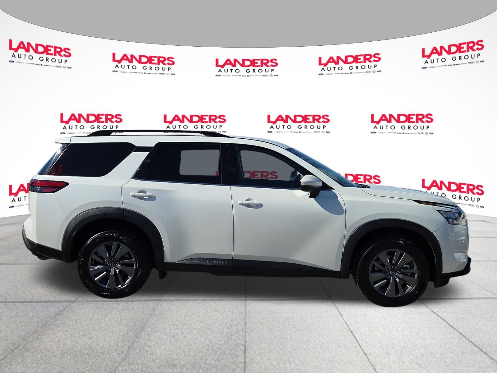 Used 2024 Nissan Pathfinder SV image 2