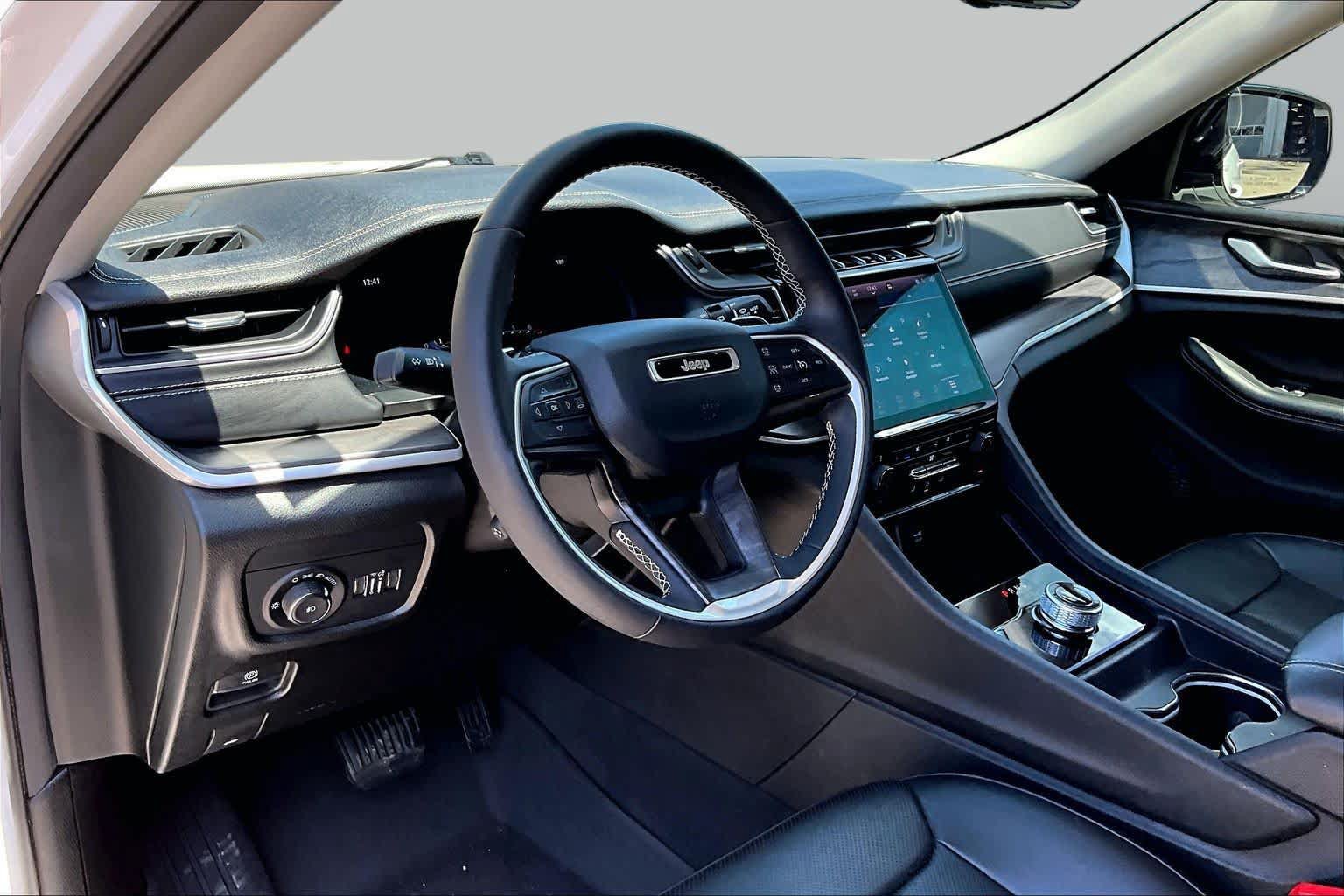 Used 2024 Jeep Grand Cherokee Limited w/ Luxury Tech Group II RWD image 18