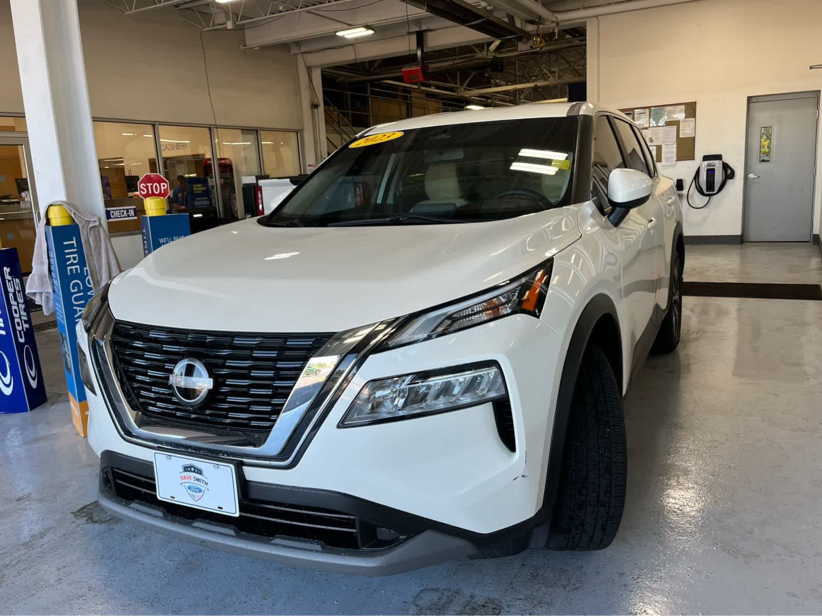 Used 2023 Nissan Rogue SV AWD/4WD image 6
