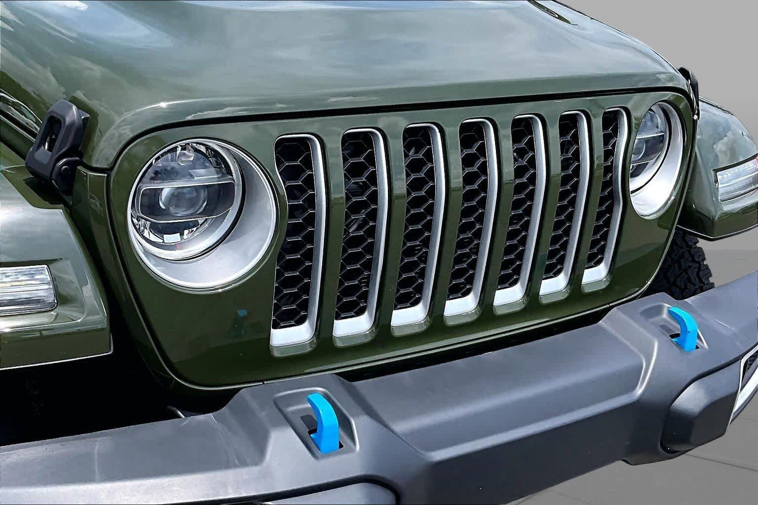 Used 2022 Jeep Wrangler Unlimited Sahara w/ Cold Weather Group AWD/4WD image 29