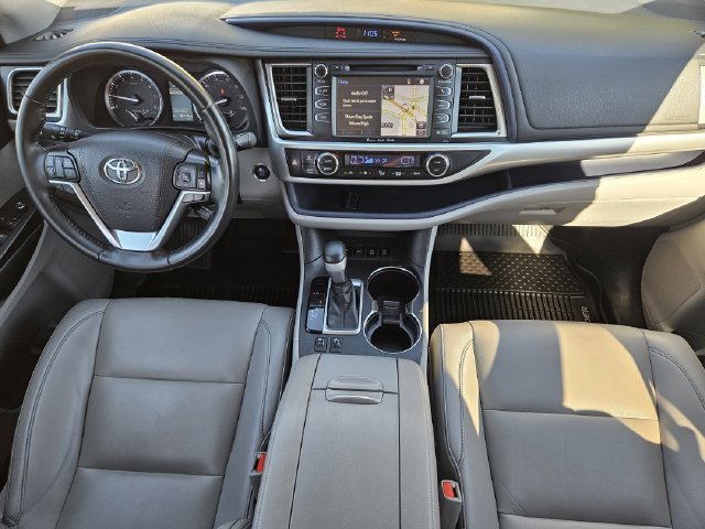 Used 2019 Toyota Highlander XLE AWD/4WD image 12