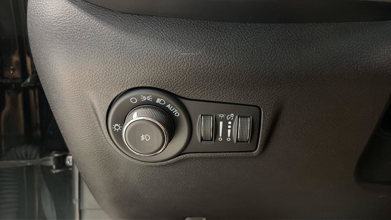 Used 2022 Jeep Compass Latitude w/ Sun and Sound Group AWD/4WD image 21