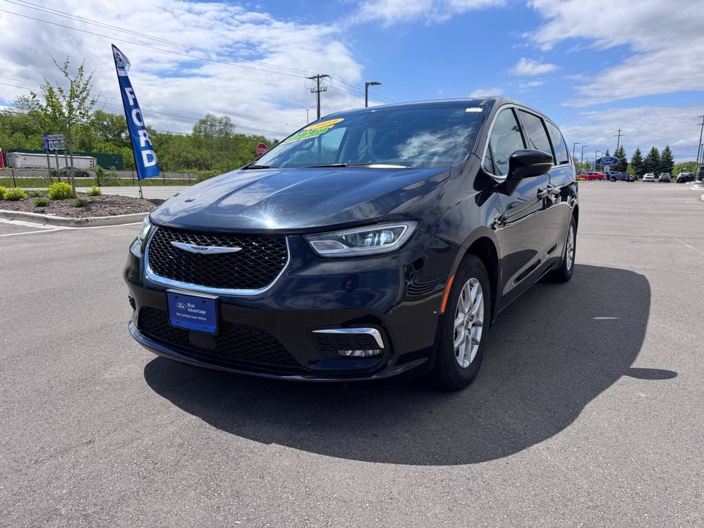 Used 2023 Chrysler Pacifica Touring-L FWD image 2