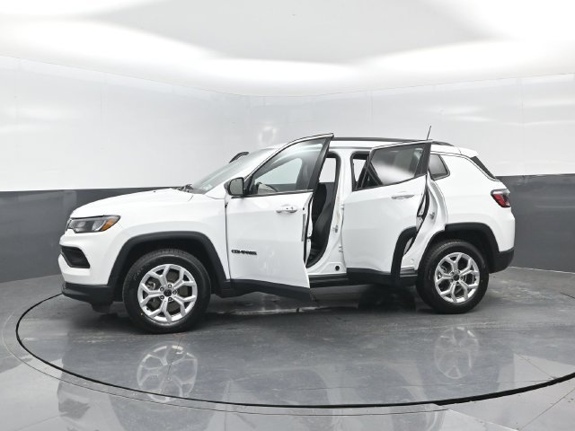 Used 2025 Jeep Compass Latitude w/ Sun & Sound Group AWD/4WD image 31