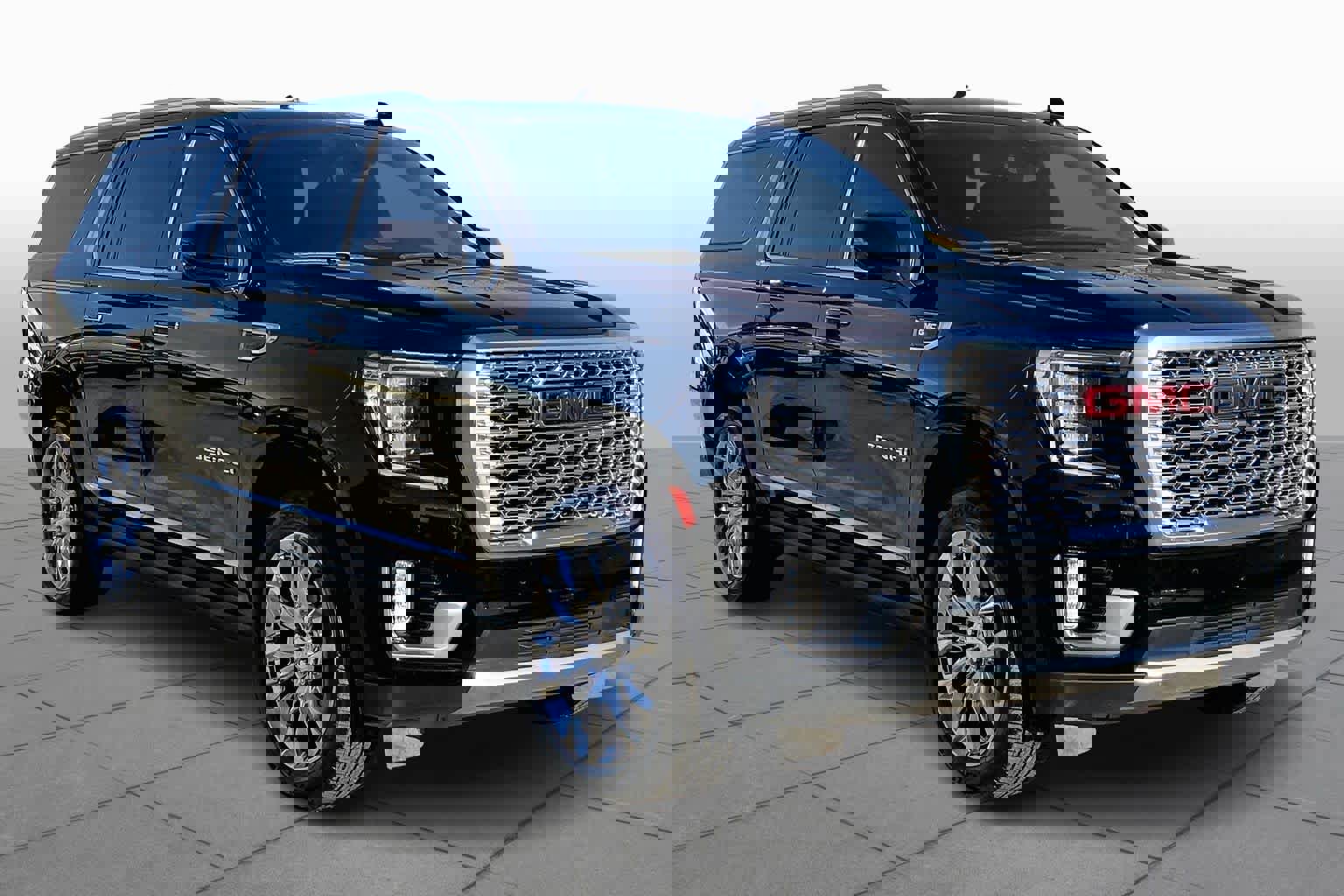 Used 2022 GMC Yukon XL Denali w/ Denali Premium Package image 2