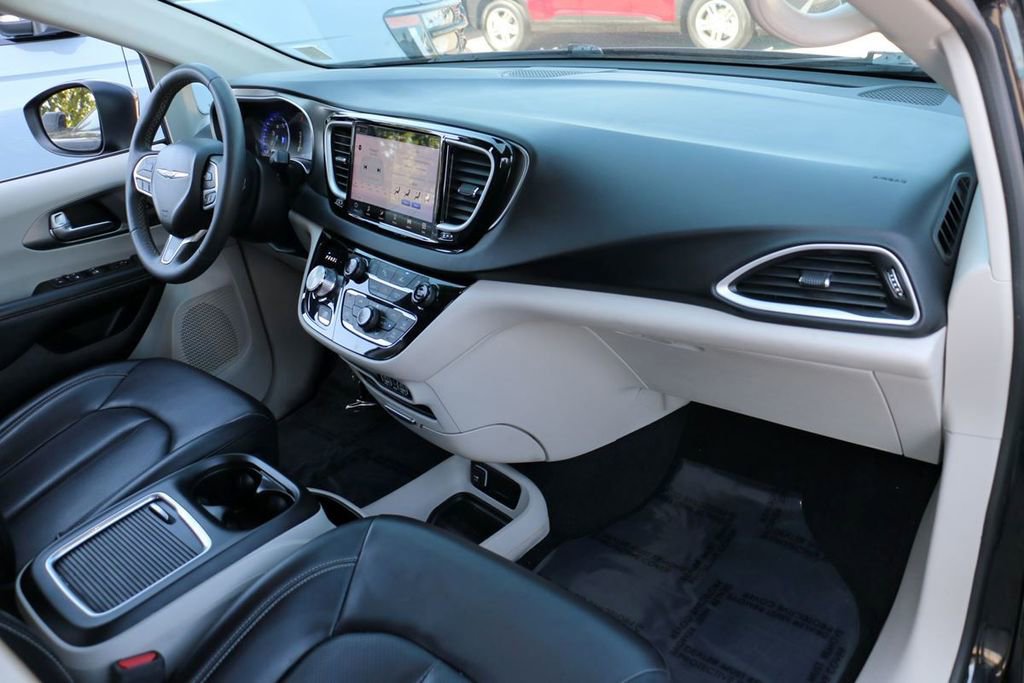 Used 2023 Chrysler Pacifica Touring-L FWD image 29