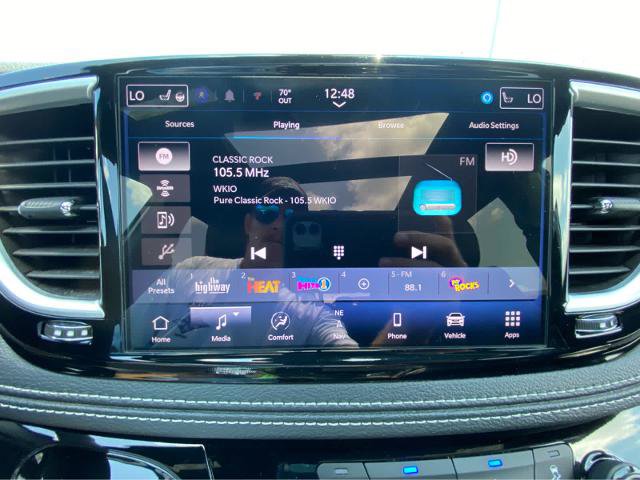 Used 2025 Chrysler Pacifica Limited FWD image 35