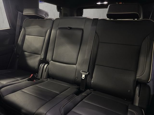 Used 2023 GMC Yukon SLT w/ SLT Luxury Package AWD/4WD image 6