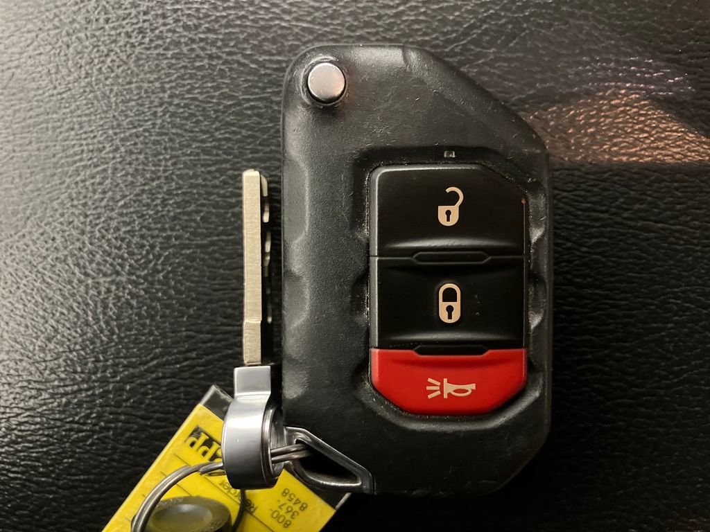 Used 2020 Jeep Gladiator Rubicon w/ Dual Top Group image 33