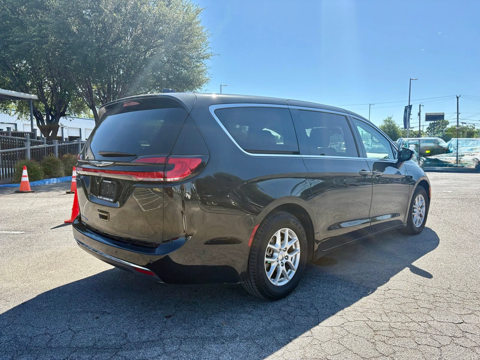 Used 2023 Chrysler Pacifica Touring-L FWD image 3