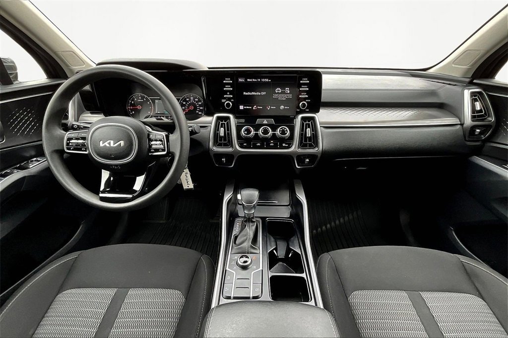 Used 2023 Kia Sorento LX image 16