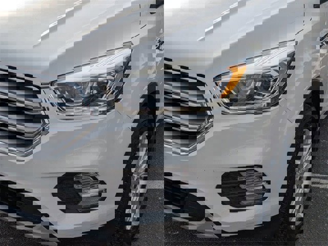 Certified 2017 Ford Escape SE w/ Equipment Group 201A image 9