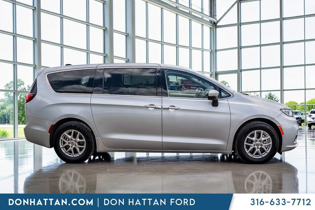 Used 2023 Chrysler Pacifica Touring-L FWD image 30