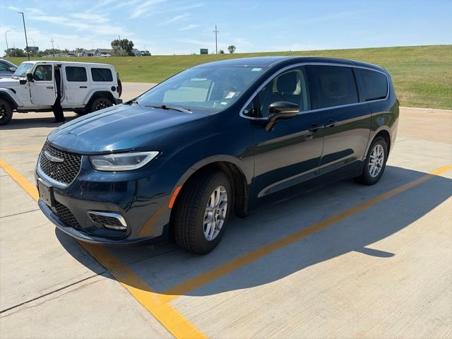 Used 2024 Chrysler Pacifica Touring-L FWD image 4